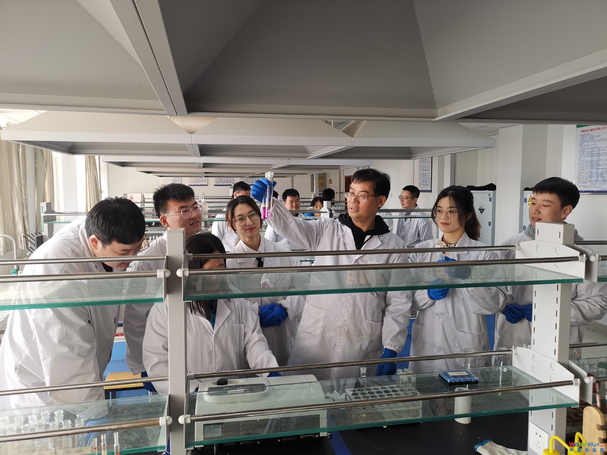 圖為匡少平教授團(tuán)隊(duì)在實(shí)驗(yàn)室做實(shí)驗(yàn) 唐雯 攝