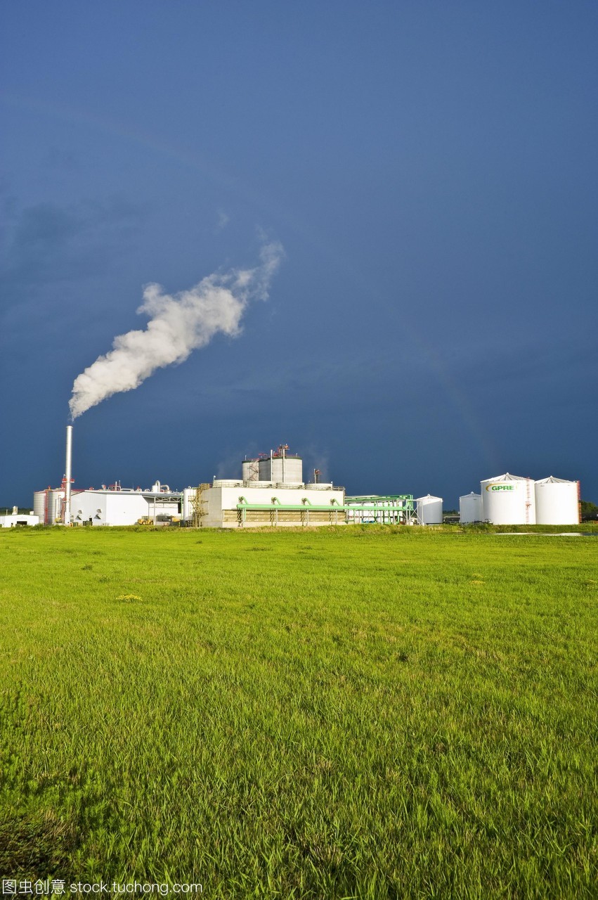 美国爱荷华州玉米乙醇加工厂谢南多厄玉米乙醇生物燃料主要用于美国作为替代汽油和石油从玉米到工业发酵生产加工和蒸馏所示的加工厂是由可再生能源的绿色草原